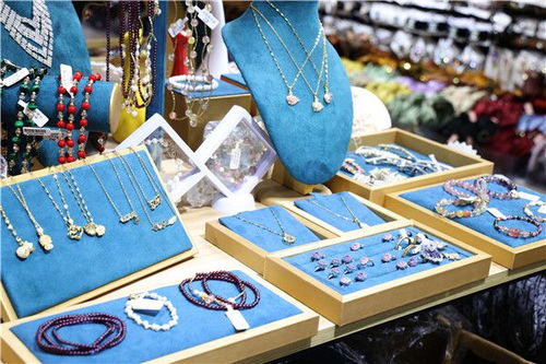 雙節(jié)同歡慶 樂購在華豐 鞋帽零售市場迎來消費(fèi)熱潮